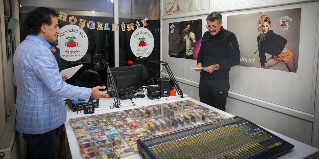 Vali Çelik, Hakkari'nin sesi radyosu konuğu oldu