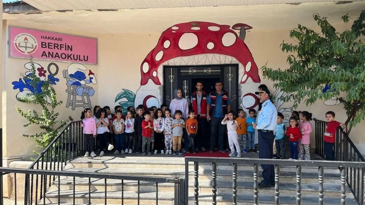 Hakkari’de minik öğrenciler itfaiye hakkında bilgilendirildi