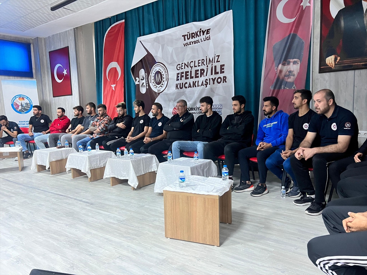 Hakkari Gençlik ve Sportif Faaliyetler Kulübü oyuncuları gençlerle söyleşi yaptı