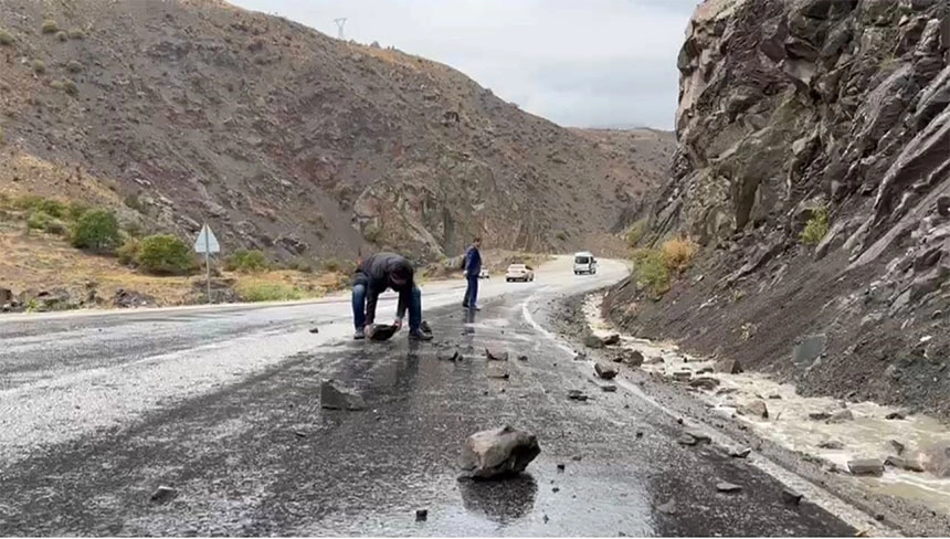 Yüksekova'da yola düşen kaya parçaları tehlike saçıyor