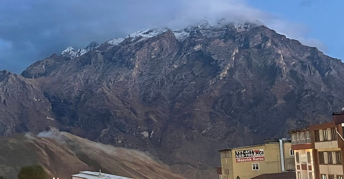 Hakkari Sümbül Dağı'na mevsimin ilk karı yağdı