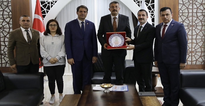 Hakkari'deki Oda Başkanları, Vali Çelik'i Makamında Ziyaret Etti