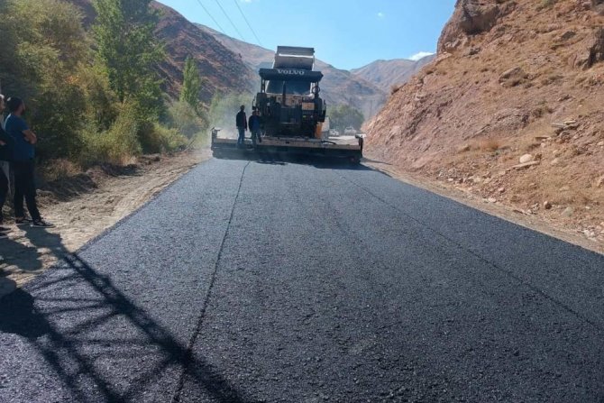 İran’ın sınırında köylerin yolları asfaltlanıyor