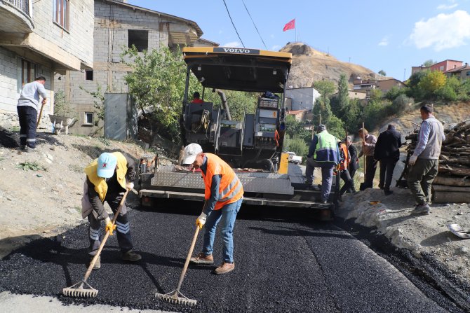 Hakkari'de asfalt çalışması devam ediyor