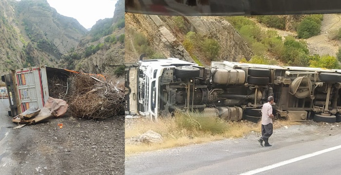 Hakkari'de Hurda yüklü tır devrildi: 1 yaralı