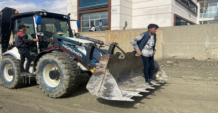 Hakkari'deki Öğrenciler, Kepçe yardımı ile üniversiteye gidiyor