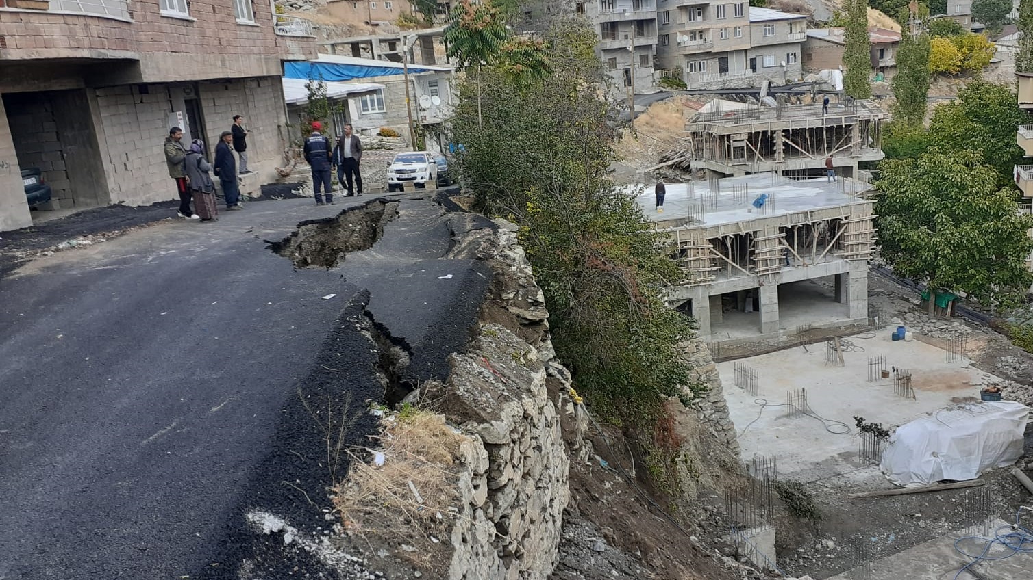 Hakkari'de temel kazısı sırasında yol çöktü