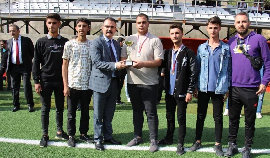 Şemdinli’de dereceye giren öğrenciler ödüllendirildi