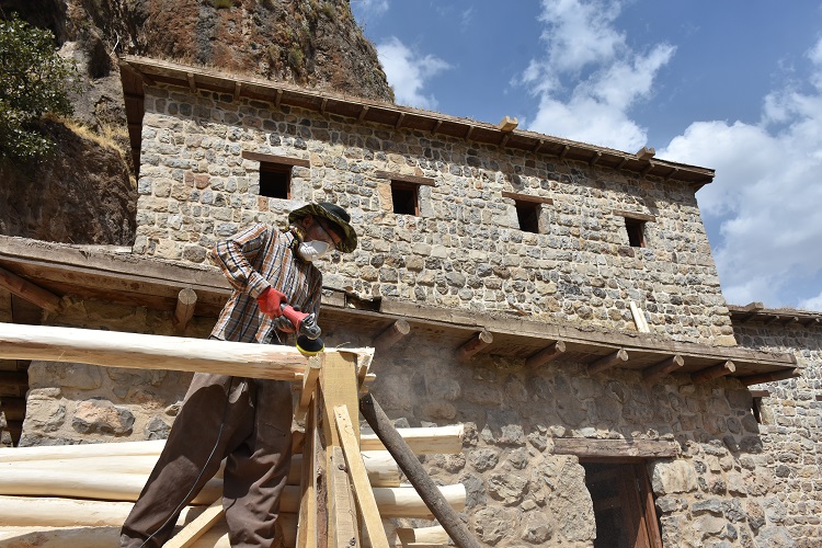 Çukurca'daki tarihi kale evleri restore ediliyor