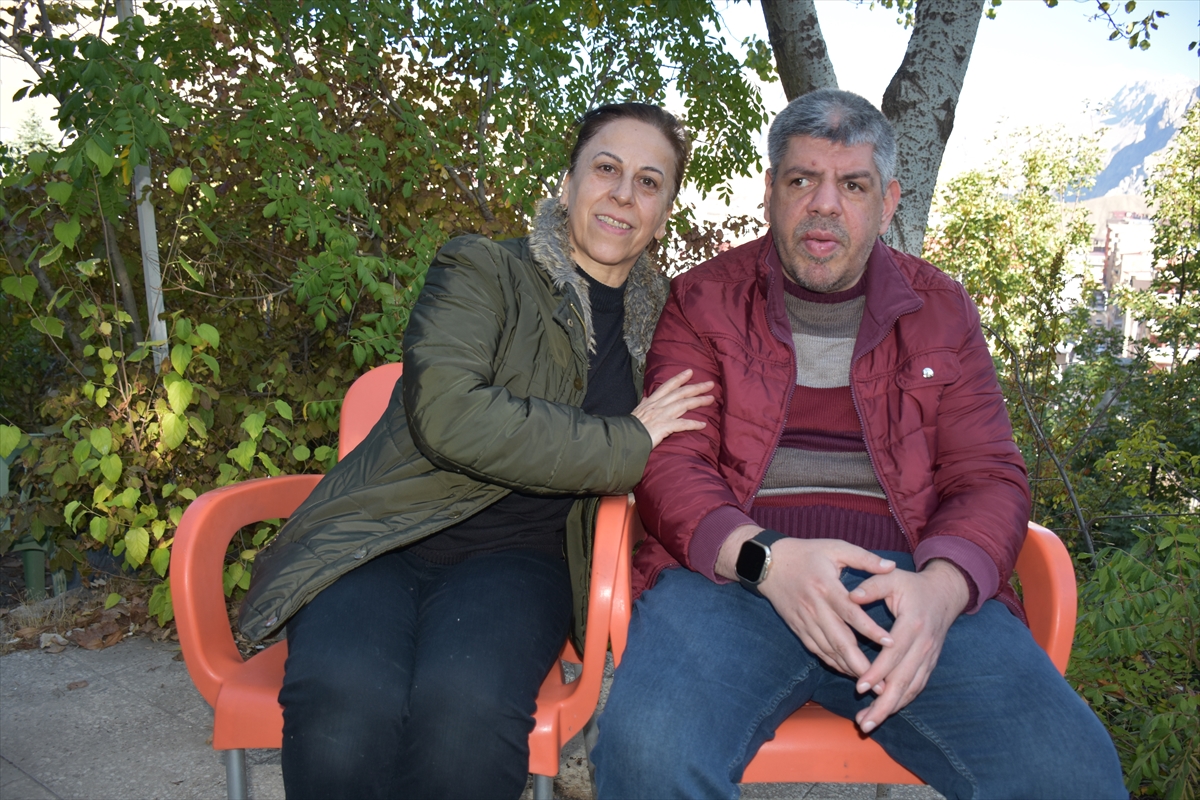 Hakkarili fedakar abla engelli kardeşine hem annelik hem babalık yapıyor