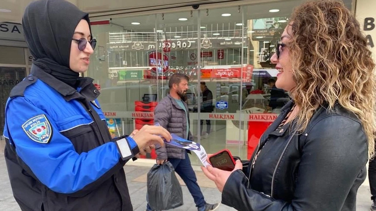 Hakkari polisi dolandırıcılığa karşı broşür dağıttı!
