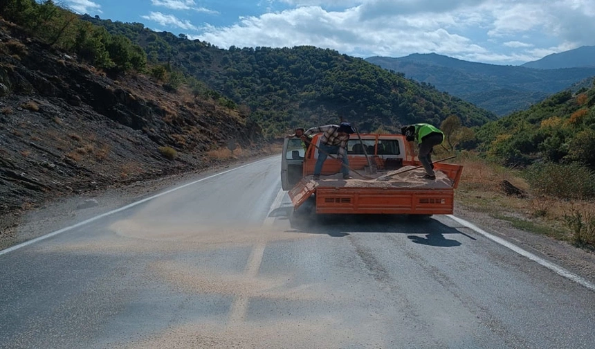 Yüksekova- Şemdinli karayoluna akan motor yağı tehlike saçtı