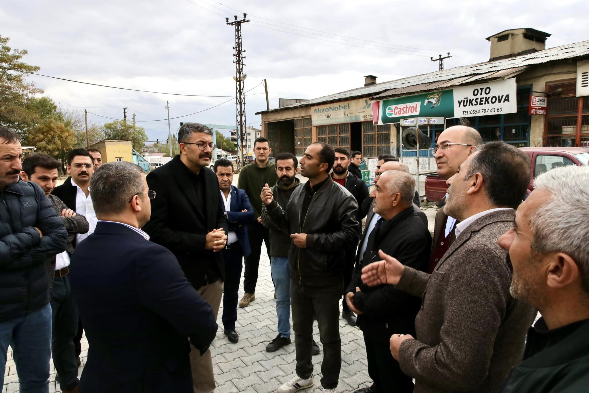 Vali Çelik, Yüksekova Küçük Sanayi Sitesini ziyaret etti