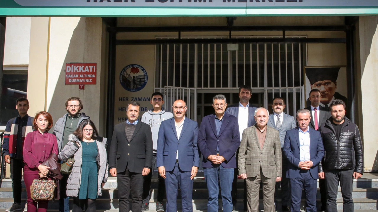 Şair Genç Hakkari'de okurlarıyla buluştu