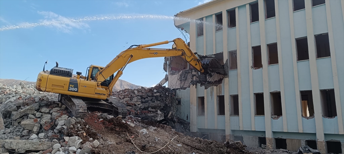 Çölemerik Meslek Yüksekokulu binasının yıkımına başlandı