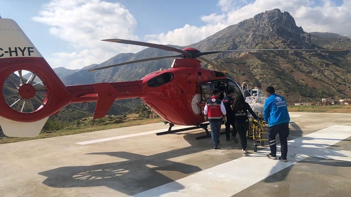 Şemdinli'de ambulans helikopter Hipotermi Olan Bebek için havalandı