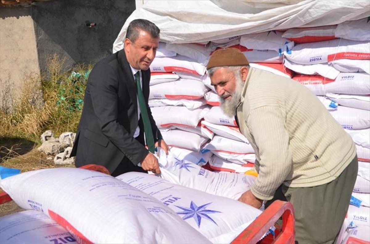 Hakkari'de çiftçilere buğday ve arpa tohumu dağıtıldı