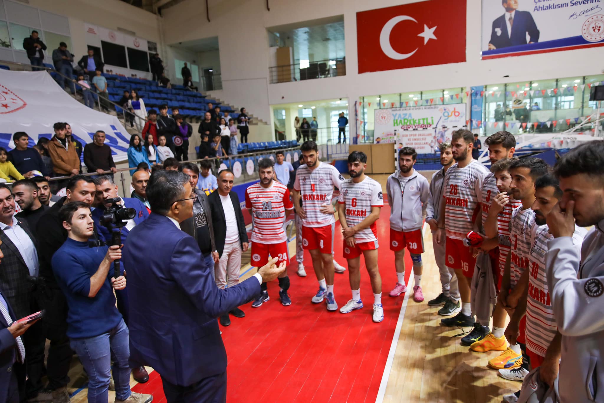 Vali Çelik, Voleybol Takımını Desteklemek İçin Tribündeki Yerini Aldı