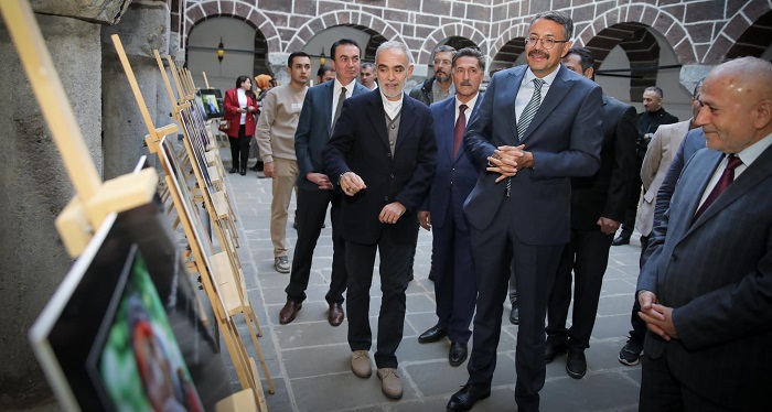 Vali Çelik Cumhuriyetin Yüzüncü Yılında Üç kuşak Hakkari sergisini ziyaret etti