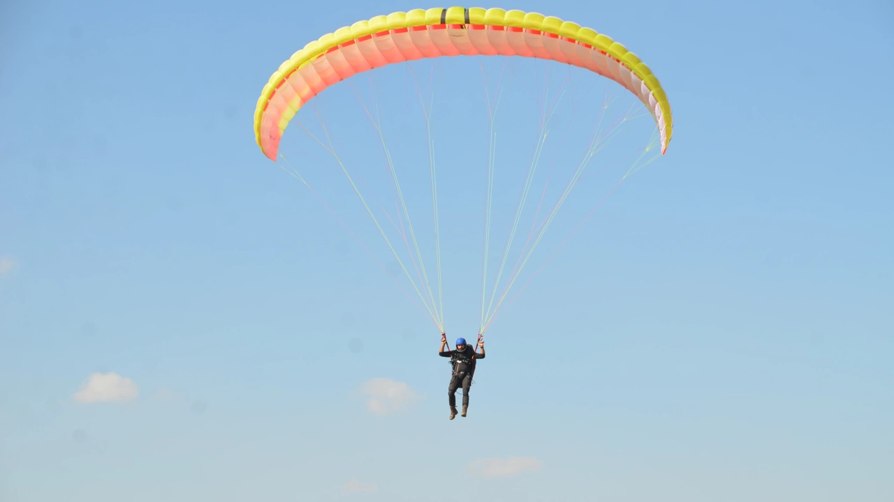 Yüksekovalı Pilotlar Gökyüzünü Renklendirdi