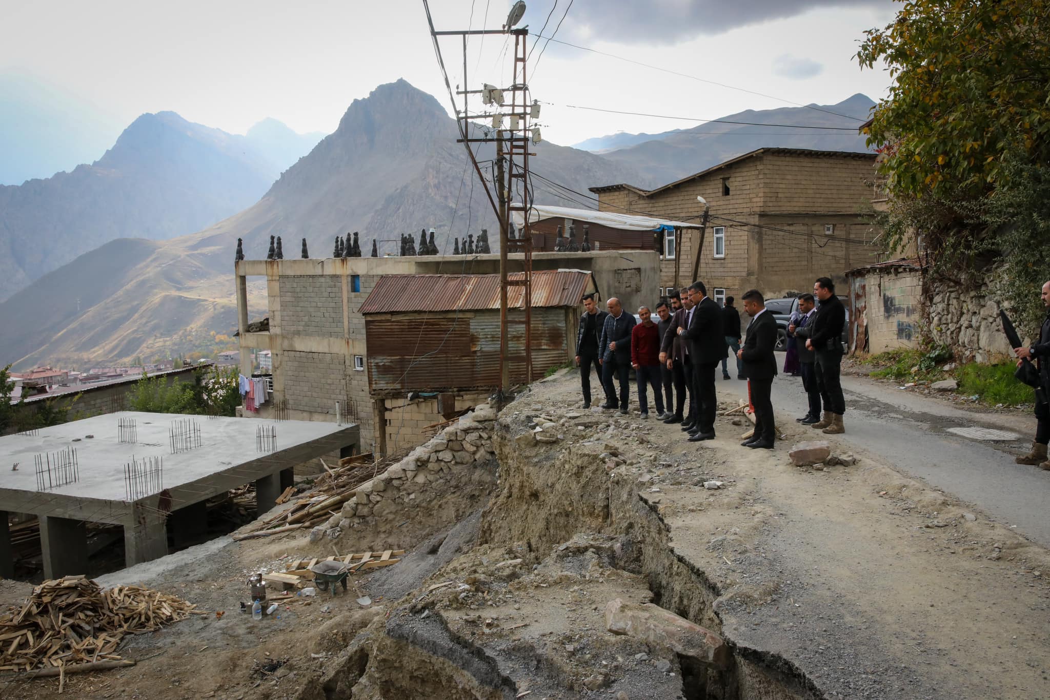 Vali Ali Çelik "3 ayrı mahallede incelemelerde bulundu"
