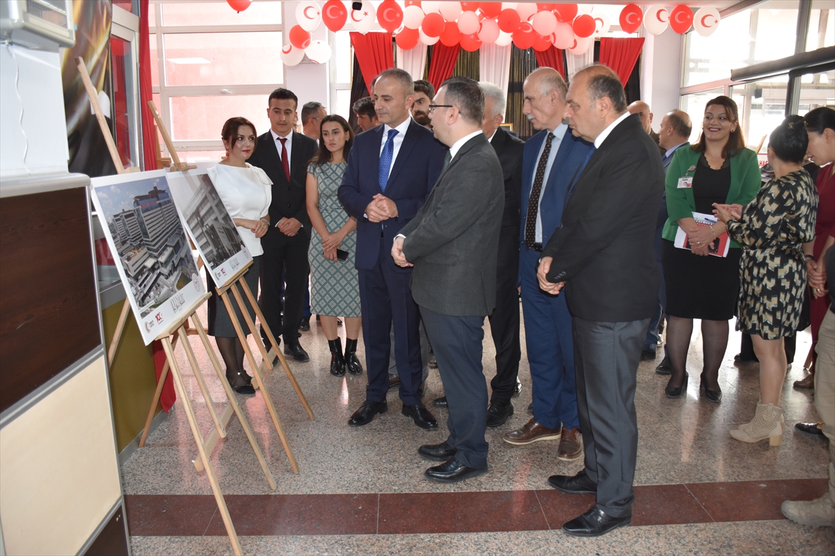Hakkari'de "100 Yıldır Aynı Aşk ve Heyecanla" adlı fotoğraf sergisi açıldı