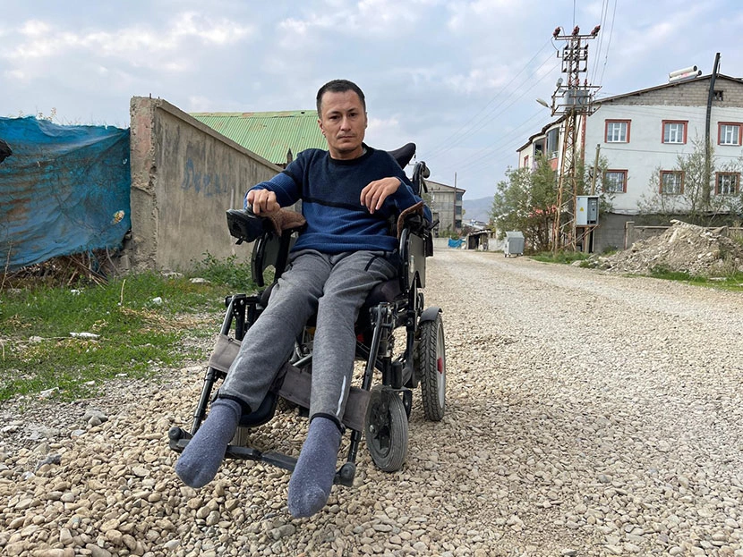 Engelli vatandaş toprak yol yüzünden akülü arabasını kullanamıyor