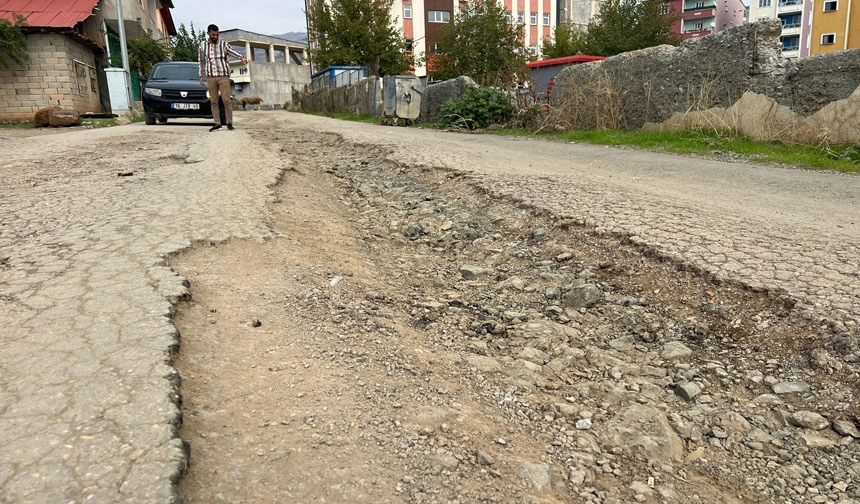 Derecik merkezdeki yolların bozuk ve çukurlu olması tepkiye neden oldu