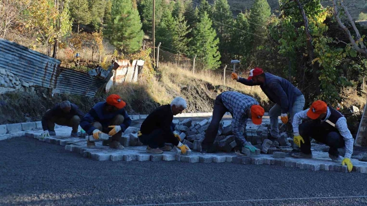 Hakkari’nin Sümbül Mahallesi’nde kilit taşı çalışmaları start aldı