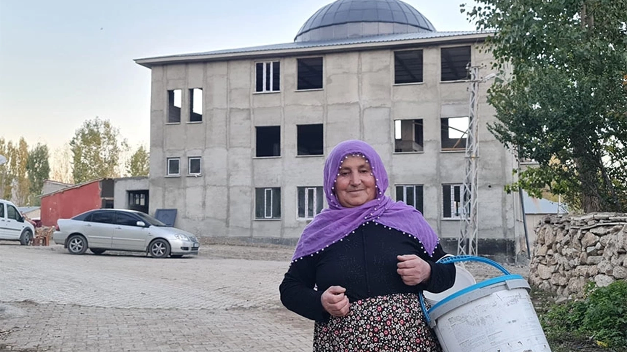 Süt satarak cami inşaatına destek oldular