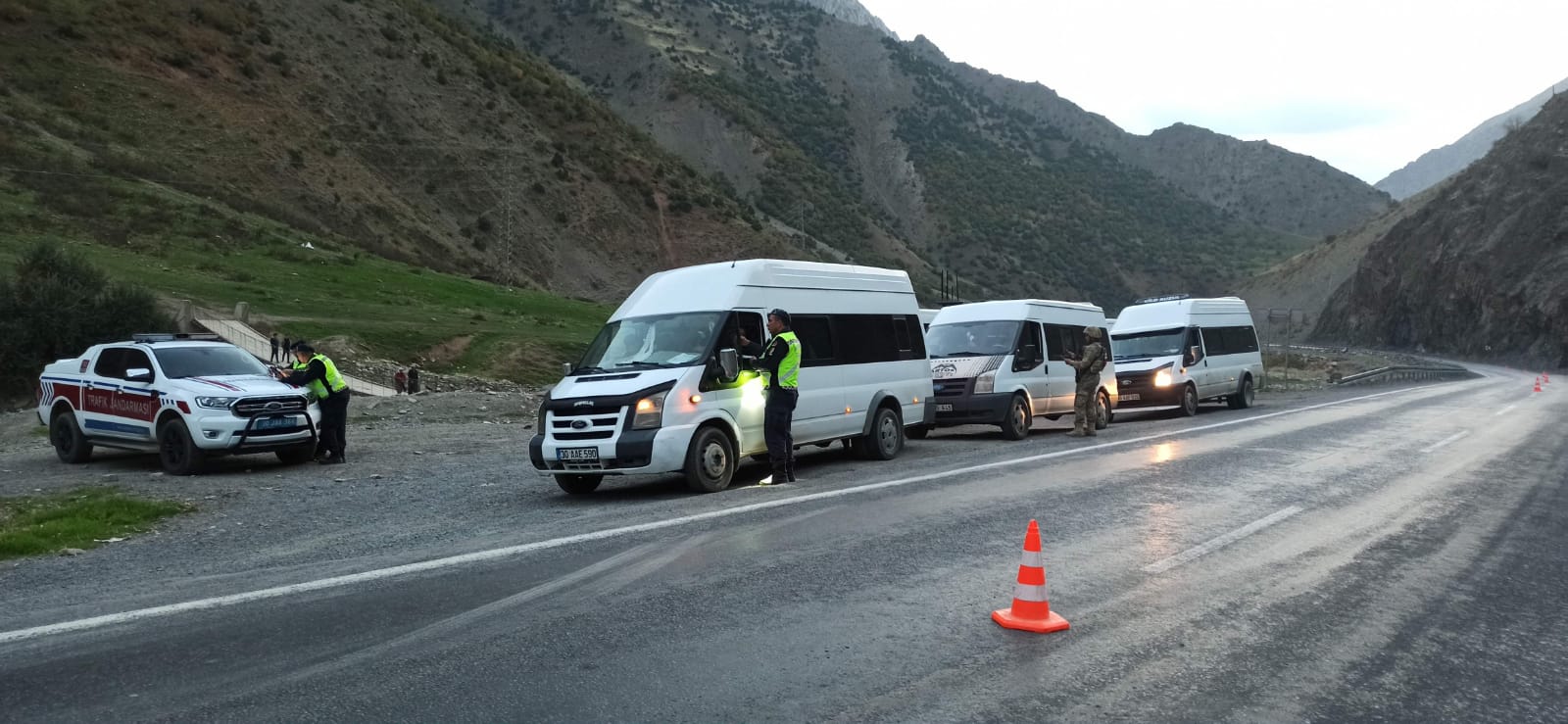 Hakkari ve ilçelerinde 13 okul servisi trafikten men edildi