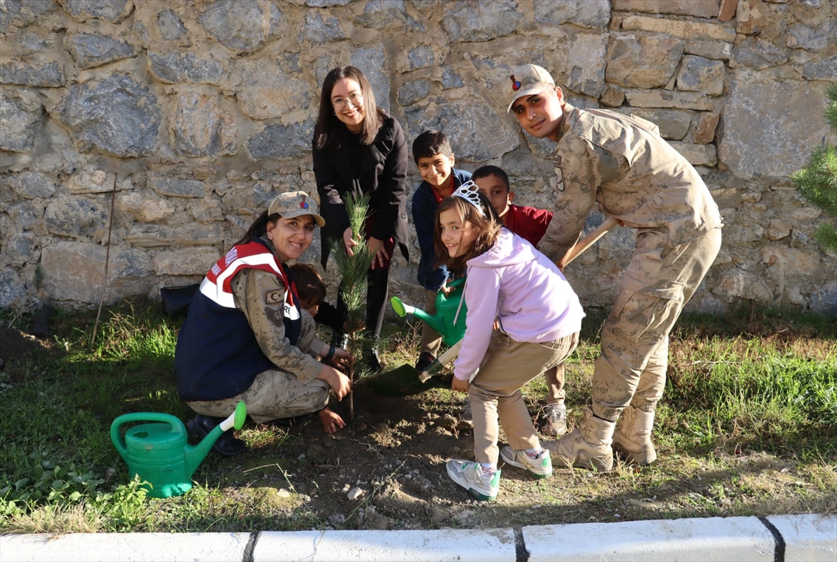 Hakkari'de jandarma personeli öğrencilerle fidan dikti
