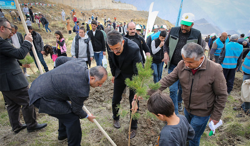 Hakkari'de fidanlar toprakla buluşturuldu