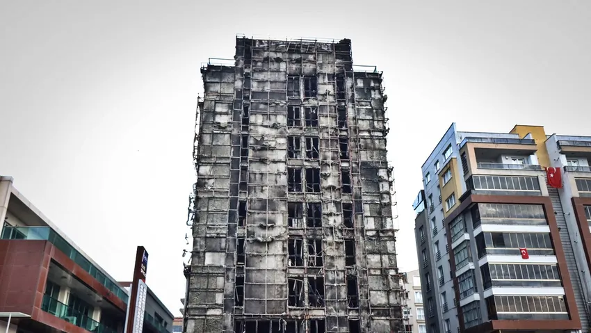 10 katlı bina küle döndü