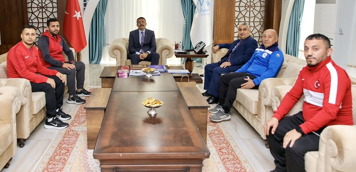 Güreş İl Temsilcisi ve Antrenörlerden Vali Çelik’e Ziyaret
