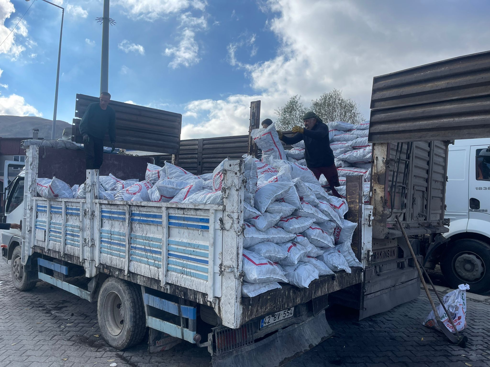 Hakkari'de Yardım Kömürü Dağıtımına Başlandı