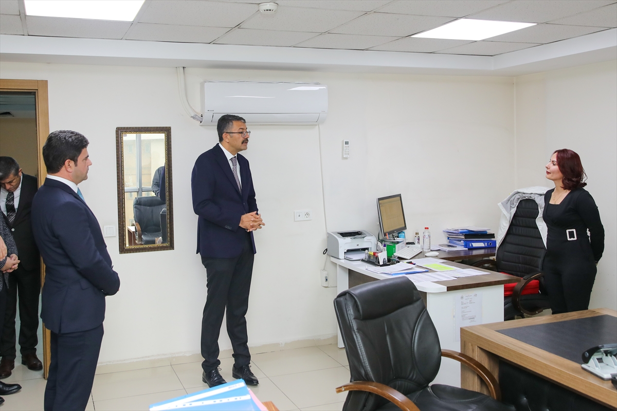 Hakkari Valisi Ali Çelik, Milli Eğitim Müdürlüğünü ziyaret etti