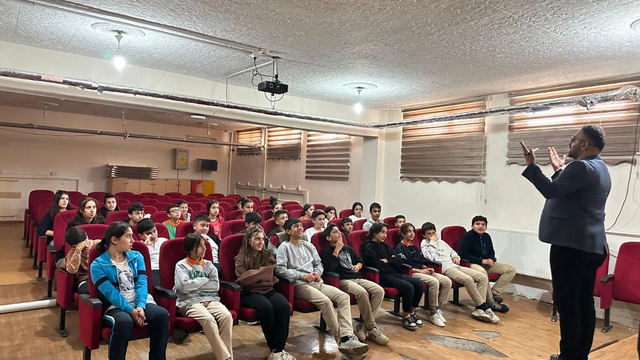 Hakkari İşkur'dan meslek seçimi semineri