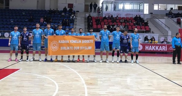 Sporcular şiddete karşı pankart açtı