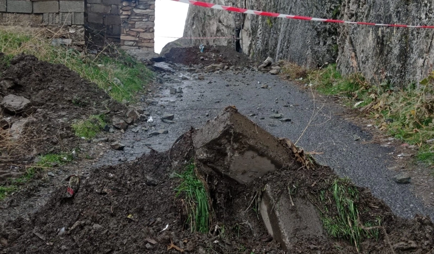 Hakkari Mir Kalesi yolu trafiğe kapatıldı