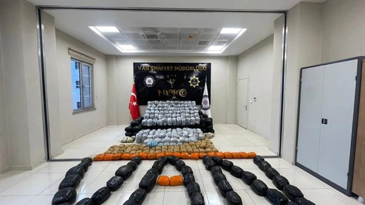 Hakkari- Van karayolunda 1 ton toz esrar ele geçirildi