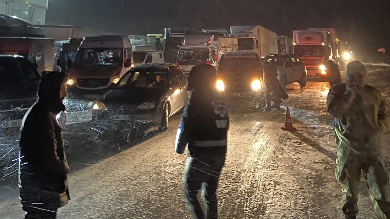 Hakkari-Van Karayolunda ulaşım aksadı, araç kuyrukları oluştu