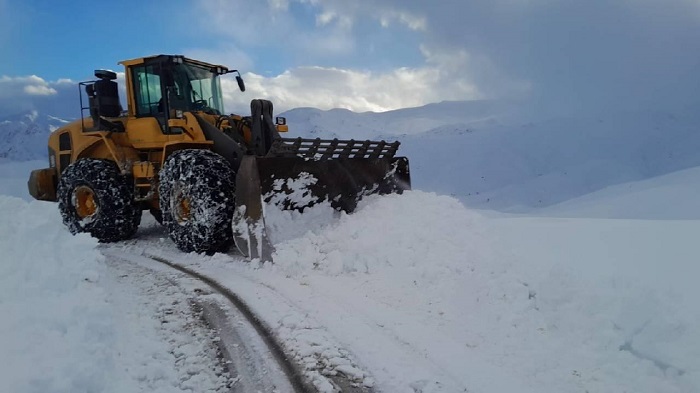 Hakkari'de kardan kapanan mezranın yolu açıldı