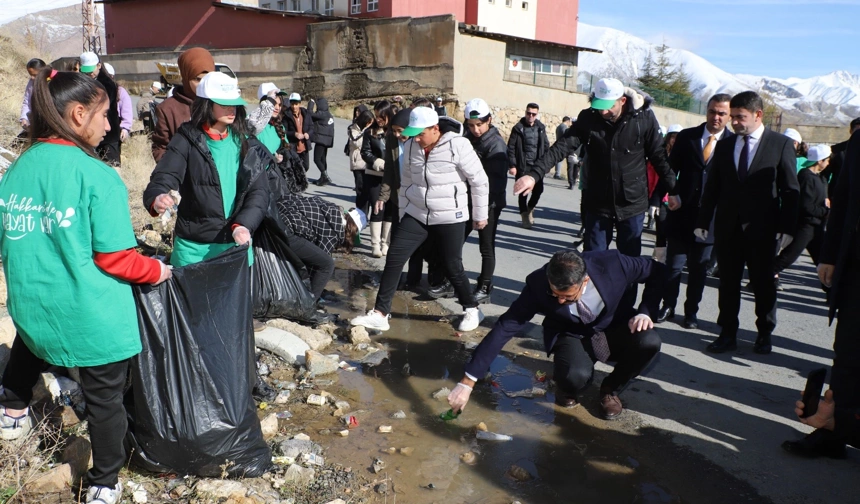 Vali Ali Çelik “Öğrencilerle çöp topladı”