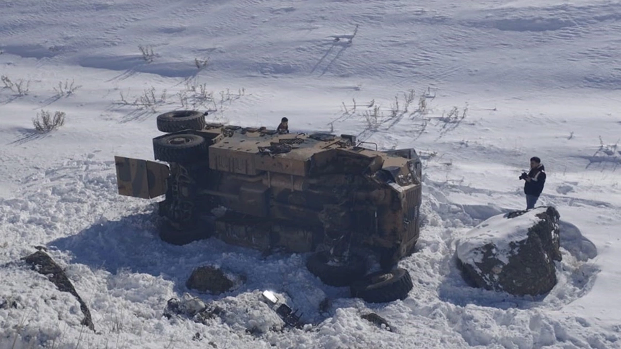 Hakkari-Van karayolunda askeri araç devrildi