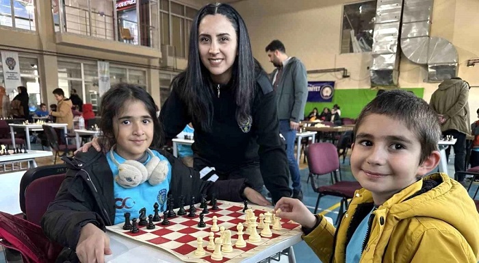 Yüksekova'da 100 öğrencinin katılımıyla satranç turnuvası düzenlendi