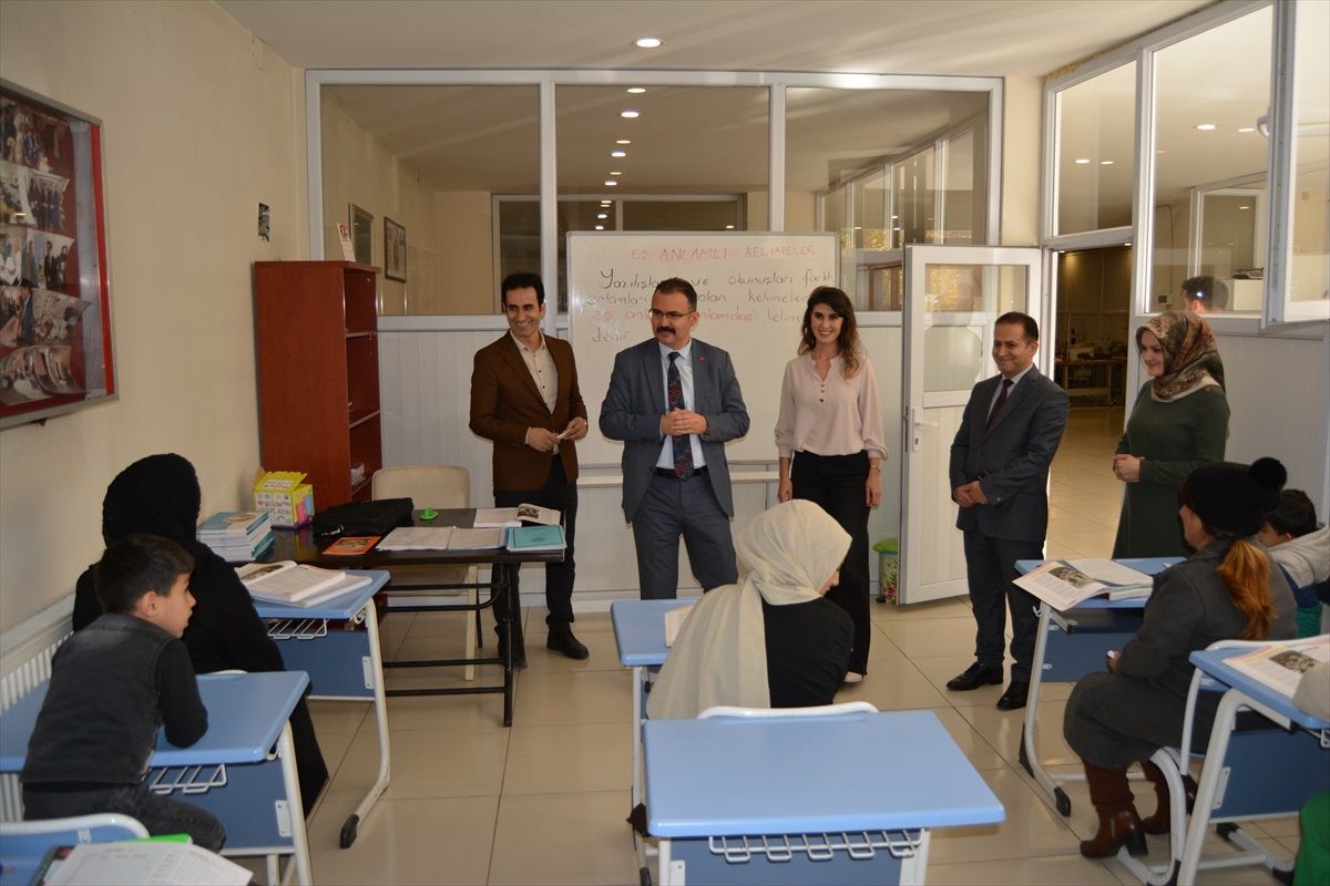 Şemdinli Kaymakamı Aile Destek Merkezini Ziyaret Etti