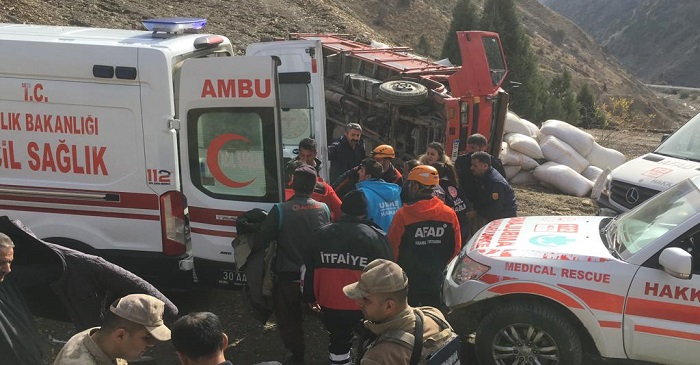 Hakkari'de Saman yüklü kamyon devrildi