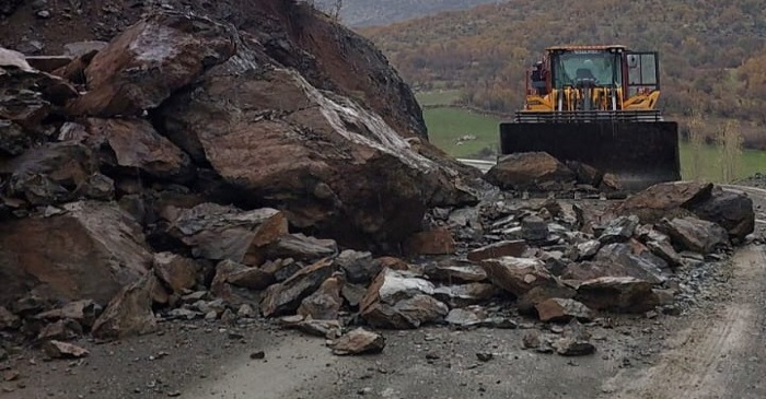 Şemdinli'de kayaların kapattığı yol ulaşıma açıldı