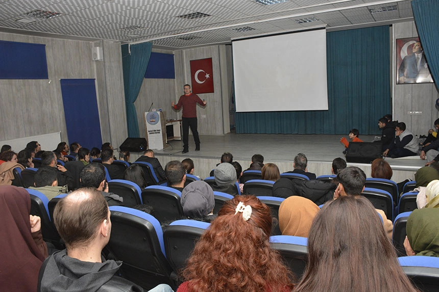 NASA Astrofizikçisi Dr. Umut Yıldız Hakkari'de Öğrencilerle Buluştu